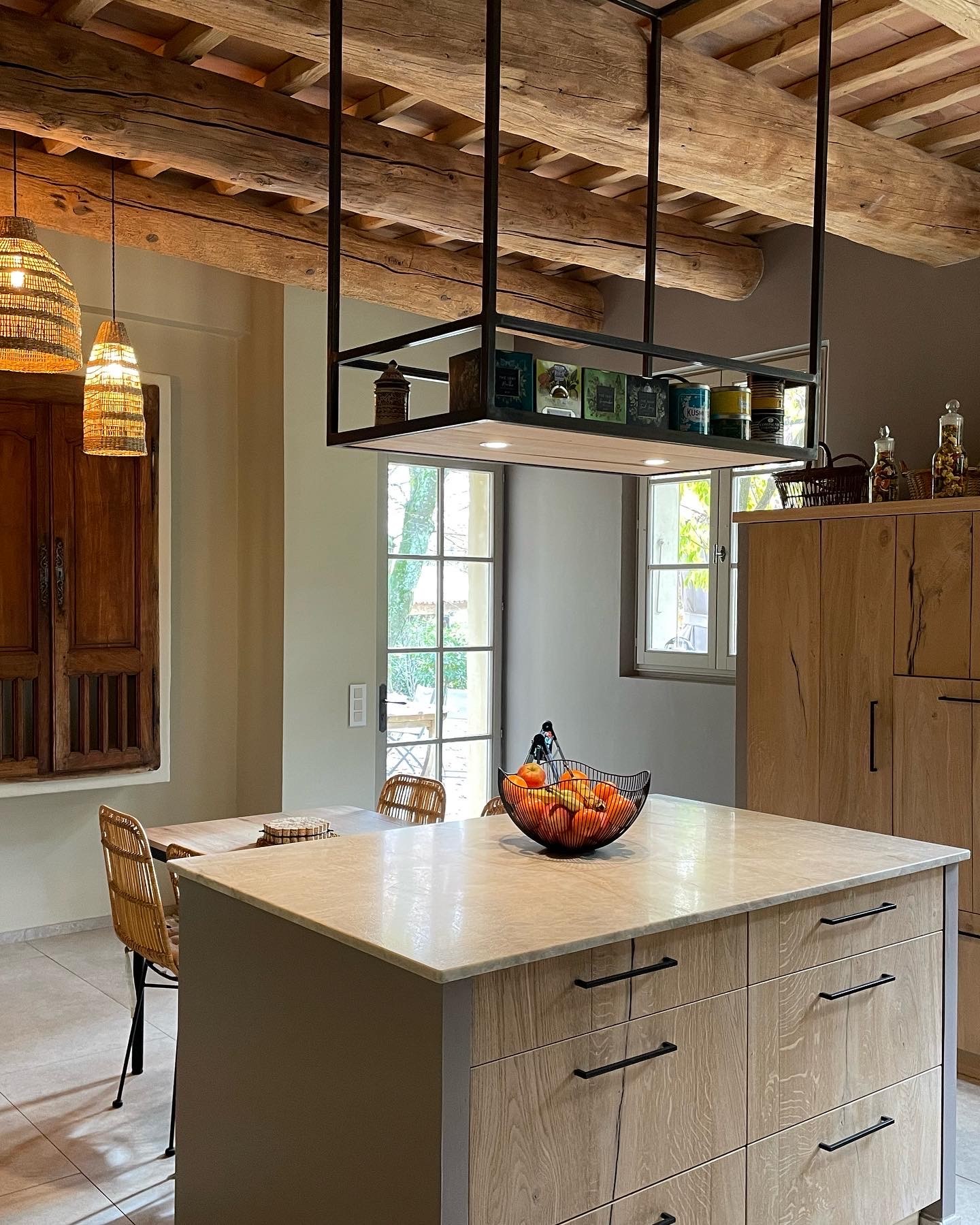 Ilot central avec son étagère suspendue