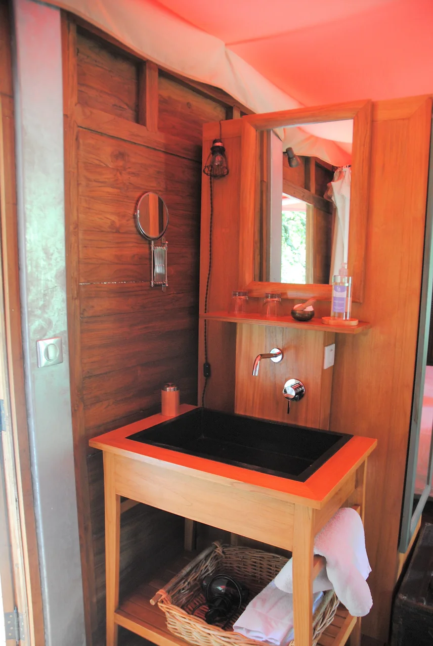 Douche intérieure du lodge