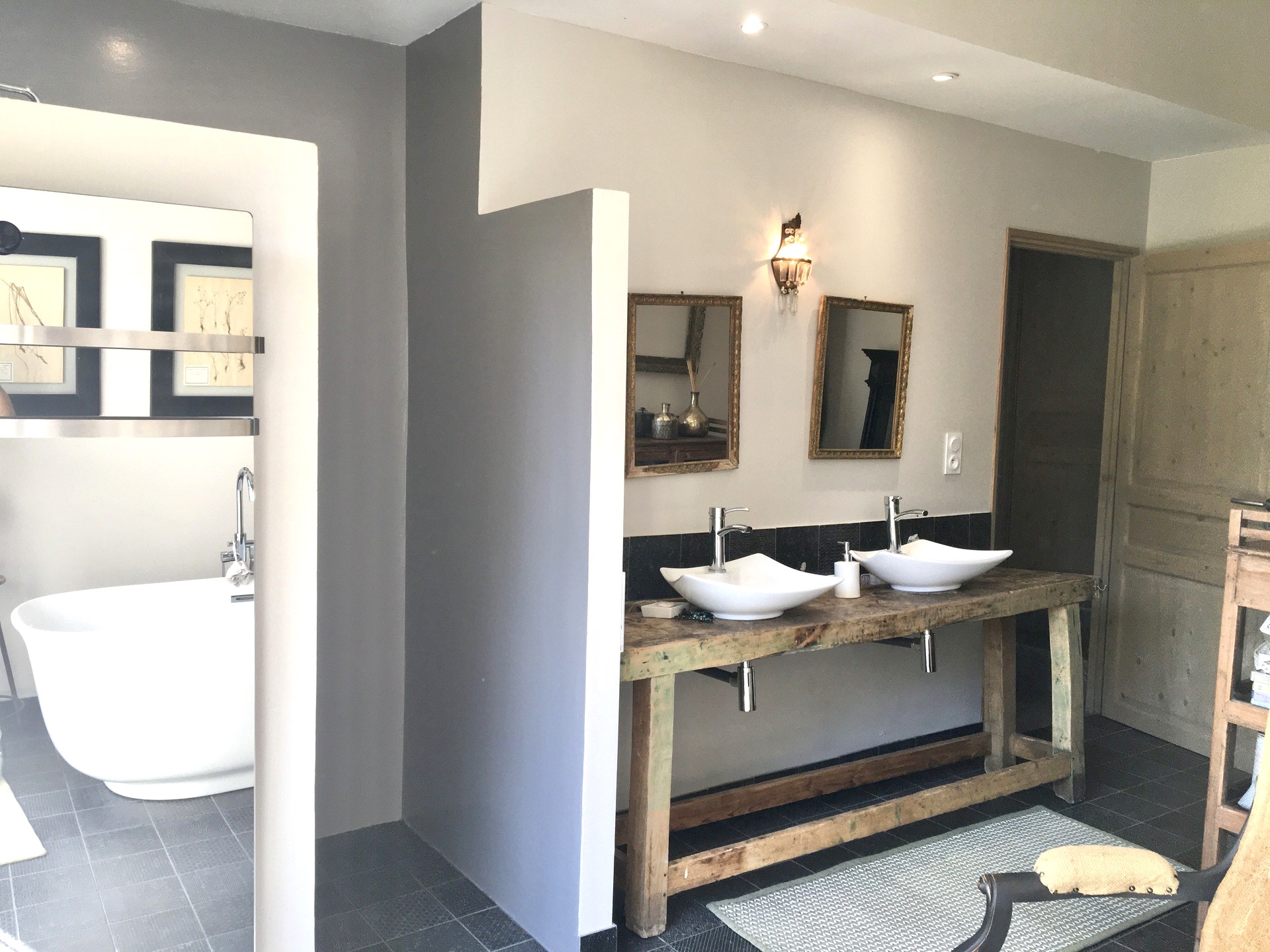 Salle de bain intérieure et extérieure