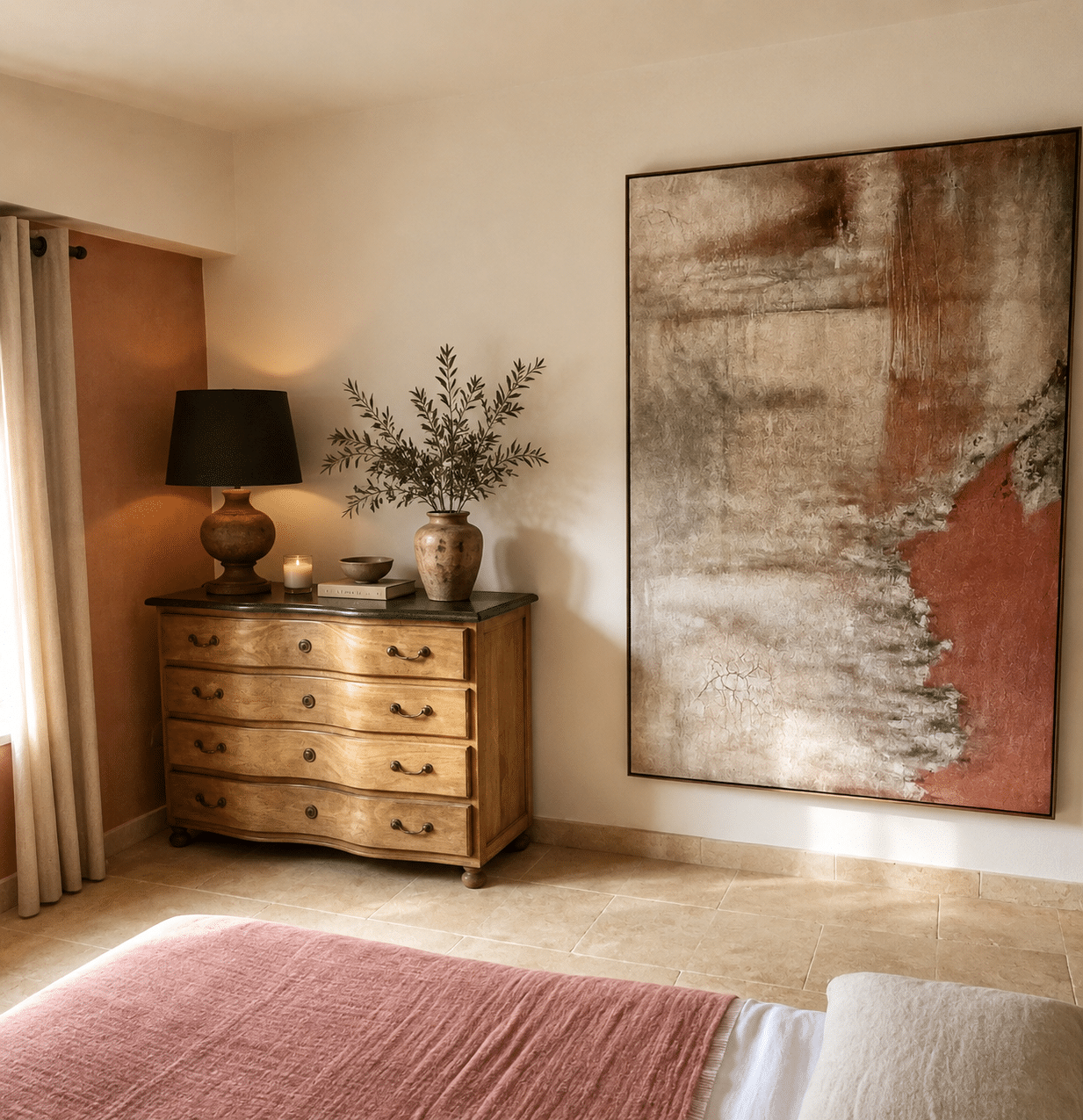 Coin chambre rustique avec commode en bois, tableau abstrait terracotta et lampe design chaleureuse.